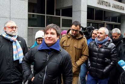 Marivi Ugarteburu, en primer plano, ante el Palacio de Justicia.
