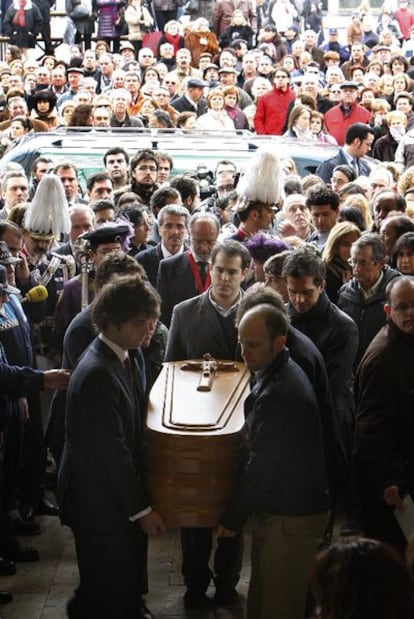 El féretro con los restos de Miguel Delibes llega al Ayuntamiento de Valladolid.