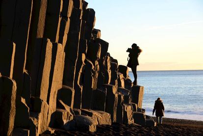 Reynisfjara, playa de arena negra al sureste de Reikiavik (Islandia).