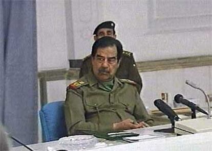 El presidente iraquí, Sadam Husein, durante su alocución a los jefes militares.