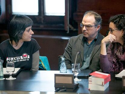 Anna Gabriel, a l'esquerra, Jordi Turull i Marta Rovira