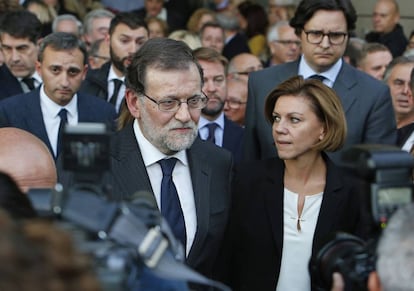 Mariano Rajoy y Mar&iacute;a Dolores de Cospedal a la salida del funeral por Rita Barber&aacute;.