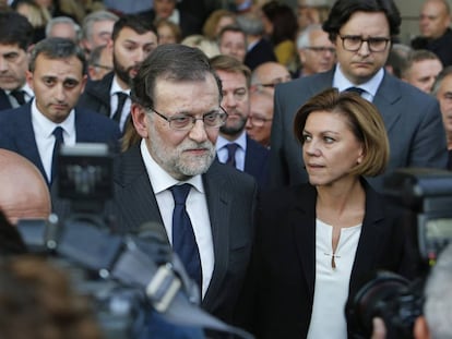 Mariano Rajoy y Mar&iacute;a Dolores de Cospedal a la salida del funeral por Rita Barber&aacute;.