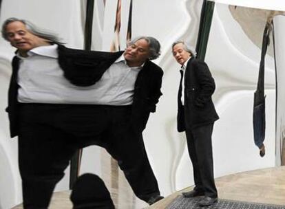 Anish Kapoor ante <i>Vertigo,</i> una de sus obras que se exponen en la Royal Academy de Londres.