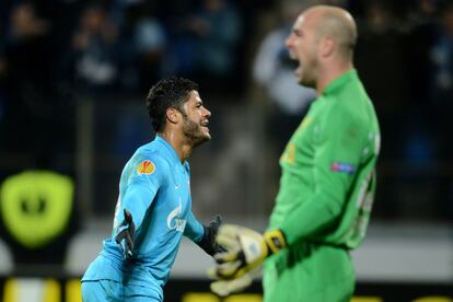 Hulk, jugador del Zenit celebra el gol que ha marcado mientras Pepe Reina protesta.