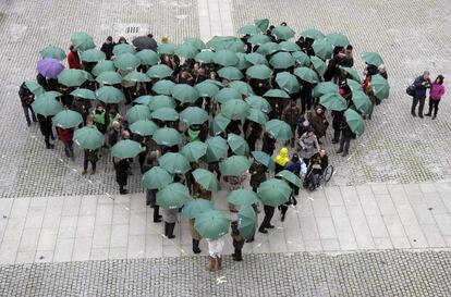 Un centenar de personas se han concentrado esta tarde en formato flashmob en la Plaza de Baluarte de Pamplona en cuyo acto, programado por la Asociacin Espa?ola contra el Cncer (AECC), han configurado un corazn con paraguas verdes en apoyo a los enfermos de esta dolencia con motivo de la conmemoracin del Da Mundial del Cncer.