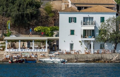 La villa blanca en la bahía de Kalami, una de las residencias de la familia Durrell, hoy convertida en hotel y restaurante.