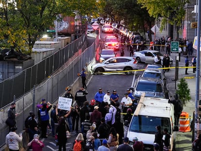 Varias personas se agolpan en el lugar de un tiroteo del ICE mientras las fuerzas del orden peinan la zona el 8 de octubre de 2026 en Nueva York.