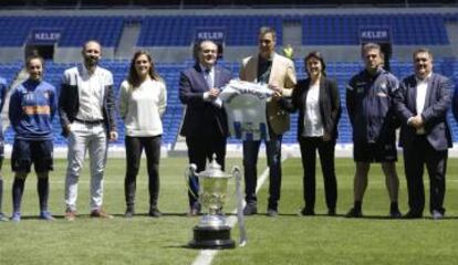 Pedro Sánchez, junto al presidente de la Real, Jokin Aperribay, en la visita del presidente del Gobierno tras el título de campeonas de la Copa de la Reina del club 'txuriurdin'.