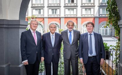 Heinrich Haasis, presidente de honor del WSBI; Isidro Fainé; Carlos Slim, y Chris De Noose, director general ejecutivo del WSBI