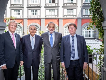 Heinrich Haasis, presidente de honor del WSBI; Isidro Fainé; Carlos Slim, y Chris De Noose, director general ejecutivo del WSBI