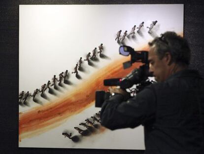 El cuadro 'Secuencias 100, 200', de Juan Genovés forma parte de la exposición 'La Piel Translúcida'.