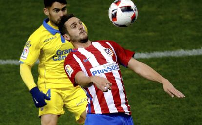 Koke controla el bal&oacute;n ante Tana.