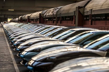 Decenas de vehículos Porsche, en un almacén cercano a la fábrica de Stuttgart. A su espalda el tren en el que inician el camino rumbo a China. Un 10% de sus envíos van en ferrocarril. 
