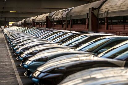 Decenas de vehículos Porsche, en un almacén cercano a la fábrica de Stuttgart. A su espalda el tren en el que inician el camino rumbo a China. Un 10% de sus envíos van en ferrocarril. 