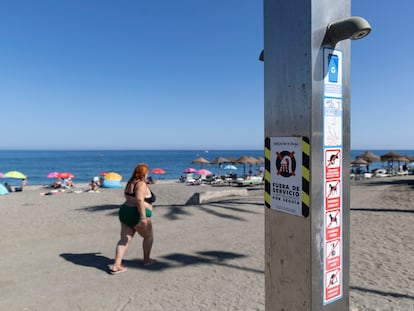 Bañistas disfrutan de la playa de Torre del Mar (Vélez-Málaga) donde las duchas públicas tienen el suministro de agua cortado debido a las restricciones por la sequía, el 3 de julio de 2023.
Foto: Garcia-Santos