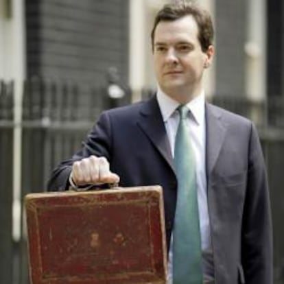 El ministro de Economía de Reino Unido, George Osborne, muestra el maletín con el nuevo 'Presupuesto de Emergencia'