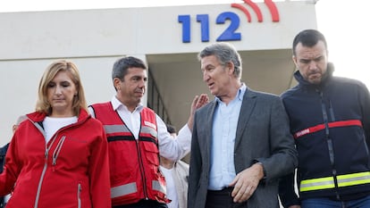 Salomé Pradas, a la izquierda, junto a Mazón, Feijóo y el presidente de la Diputación de Valencia, Vicente José Mompó, en la sede del Cecopi el 31 de octubre de 2024.