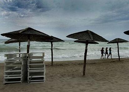 El cielo encapotado dejó ayer la playa de Benicàssim sin bañistas.