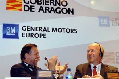 Marcelino Iglesias aplaude las declaraciones de Carl-Peter Foster durante la rueda de prensa en Zaragoza.
