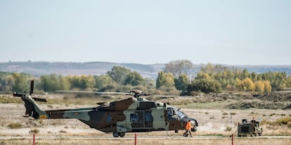 Un helicóptero táctico NH90, en la base de Agoncillo (La Rioja).