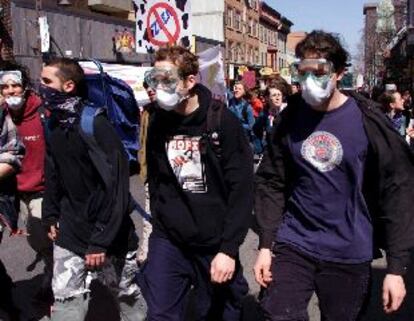 Manifestantes antiglobalización desfilaban ayer por las calles de Quebec.