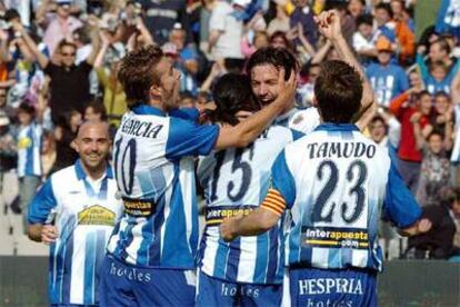 Luis García, Fredson y Tamudo (de izquierda a derecha) abrazan a Jarque tras su gol.