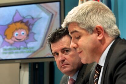 El consejero de Educación, José Ciscar, y el director de RTVV, José Luis López Jaraba, con 'La abeja Maya'