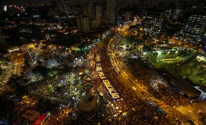 Vista aérea durante una manifestación en apoyo y defensa de la educación pública en Sao paulo (Brasil), el 30 de mayo de 2019. Las protestas se han extendido luego de una serie de recortes presupuestarios anunciados por el gobierno del presidente Jair Bolsonaro, el 30 de abril, entre los que destaca una disminución de 30% a los presupuestos anuales de las escuelas secundarias y universidades financiadas con fondos federales.