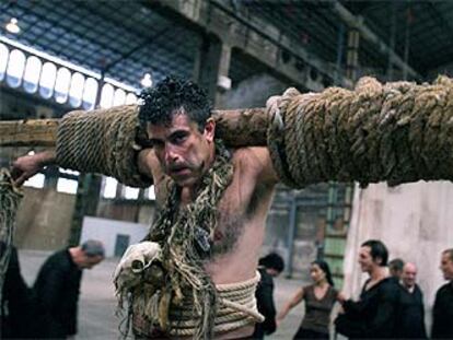 El actor Joan Simó, durante un ensayo de <i>Comedias bárbaras</i> en el puerto de Sagunto.