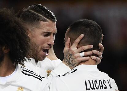 Sergio Ramos celebra con Lucas Vázquez un gol al Roma.