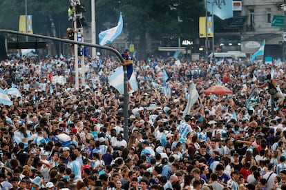 Una multitud de personas en el centro de Buenos Aires. 