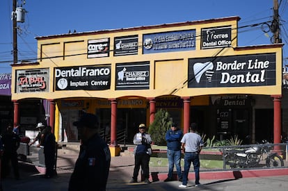 Con poco menos de 7.000 habitantes y alrededor de 600 odontólogos, la ciudad ha gando fama como la capital mundial de los dentistas. En la imagen, un edificio con varias clínicas dentales en Algodones. 