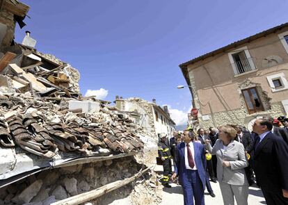 La canciller alemana, Angela Merkel, que recorrió junto a Berlusconi, el pueblo de Onna, vecino a L'Aquila, se comprometió a reconstruir la iglesia y la escuela elemental