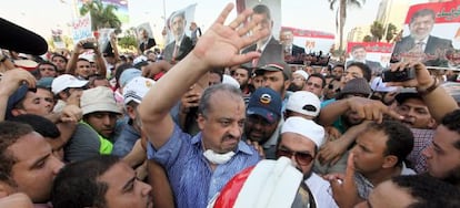 Mohamed Beltagy, rodeado de seguidores, el viernes en El Cairo.