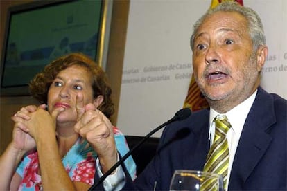 El presidente canario, Adán Martín, junto a la consejera de Asuntos Sociales, Marisa Zamora, durante su rueda de prensa en Santa Cruz de Tenerife.