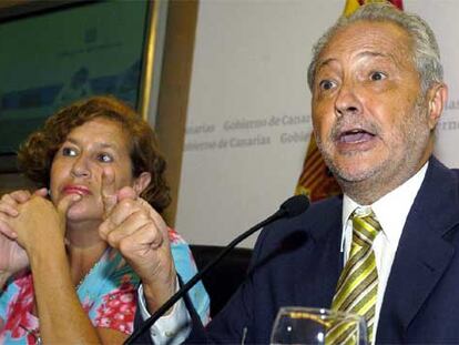 El presidente canario, Adán Martín, junto a la consejera de Asuntos Sociales, Marisa Zamora, durante su rueda de prensa en Santa Cruz de Tenerife.