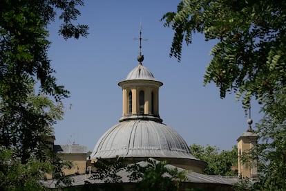 La cúpula de la ermita de San Antonio de la Florida, el viernes 15, en la que se aprecian en negro numerosos desperfectos.