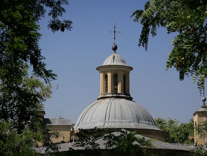 La cúpula de la ermita de San Antonio de la Florida, el viernes 15, en la que se aprecian en negro numerosos desperfectos.