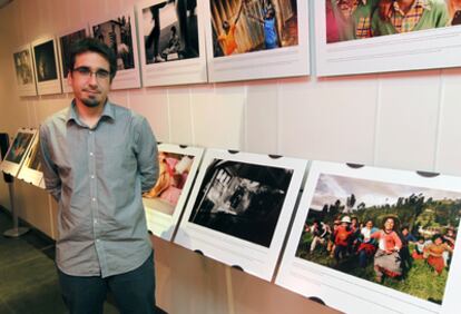 El fotógrafo bibaíno Mikel Bastida junto a las imágenes que se muestran en la Fnac de Bilbao.
