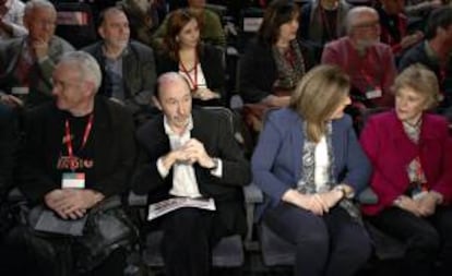 El coordinador federal de IU, Cayo Lara; el secretario general del PSOE, Alfredo Pérez Rubalcaba; la ministra de Trabajo, Fátima Báñez y la defensora del pueblo, Soledad Becerril (i a d); durante la clausura del X Congreso Confederal de CCOO que promulga hoy a Ignacio Fernández Toxo como secretario general del sindicato para un segundo mandato.