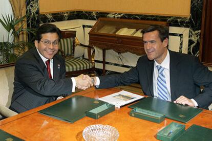 El fiscal general de EE UU, Alberto Gonzales (a la izquierda), saluda al ministro de Justicia, Juan Fernando López Aguilar.