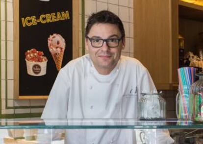 Oriol Balaguer darrere del mostrador de La Xocolateria, dijous.