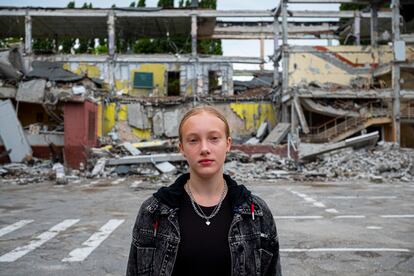 Mariia, de 12 años, en Járkov en agosto. La escuela a la que iba a asistir este curso (al fondo) fue parcialmente destruida en un bombardeo, así que Mariia tendrá solo clases 'online'. “Creía que la pandemia de covid había sido dura, pero esta ha sido la peor época de mi vida", dice. La directora ejecutiva de Unicef, Catherine Russell, ha declarado tras una visita al país: “Las escuelas están desesperadas por obtener recursos para construir refugios antiaéreos en lugar de patios de recreo, mientras se educa a los niños en cómo evitar las municiones sin detonar en lugar de aprender sobre seguridad vial”.