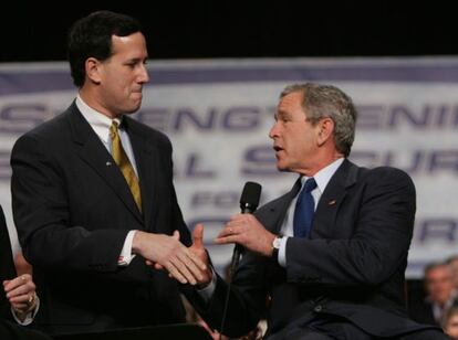 Bush (derecha) y Santorum hacen campa&ntilde;a en Pensilvania en 2005.