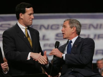 Bush (derecha) y Santorum hacen campa&ntilde;a en Pensilvania en 2005.