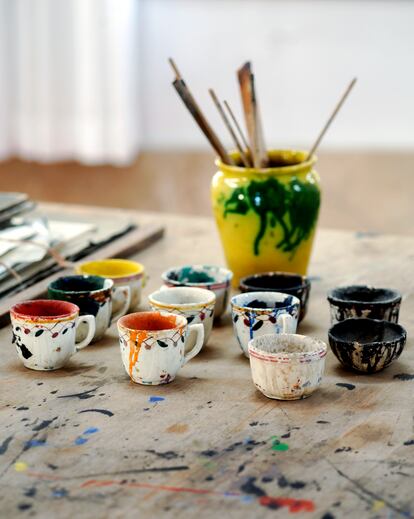 Pinturas y pinceles en el estudio.