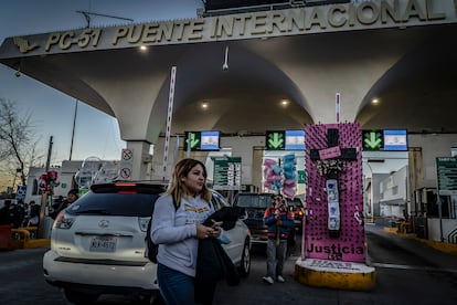 Bajo el Puente Internacional Santa Fe fue instalada una cruz de clavos por colectivos feministas y madres de desaparecidas. 
