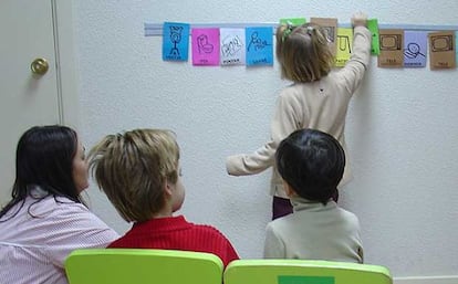 Crianças afetadas pelo autismo aprendem através de pictogramas em uma escola especial, em 2009.