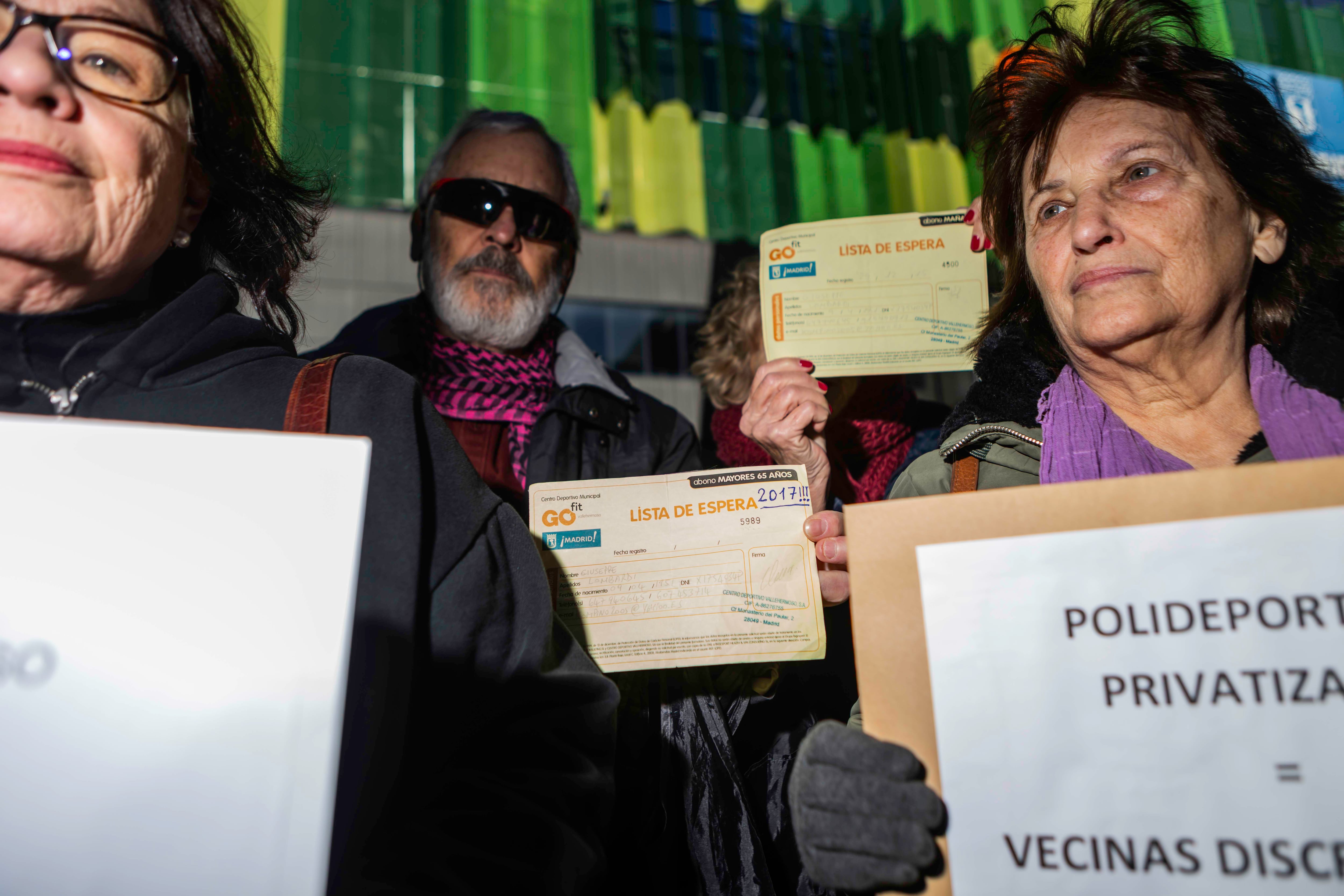 Varios vecinos con carteles frente al Go Fit Vallehermoso, en Madrid. 